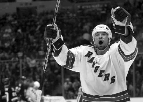 Stenlija kausu izcīnījušais bijušais Nacionālās hokeja līgas kauslis Kriss Saimons 2004. gadā.