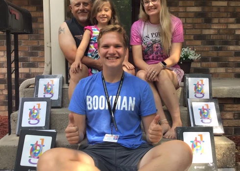 Bruno Mārtiņš Binovskis, pārdodot grāmatas ASV.