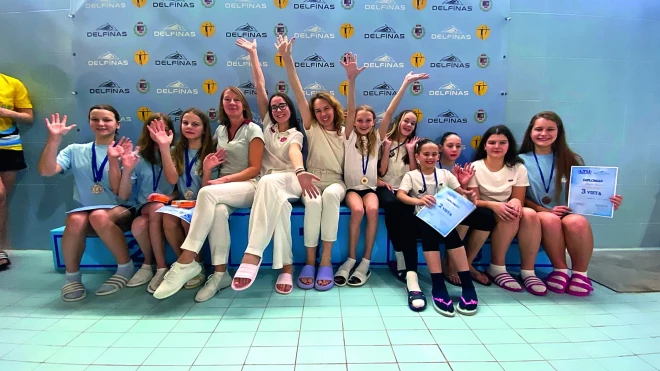 Ирина с тренерами и своими воспитанницами, которые уже добились первых успехов в синхронном плавании в Латвии.