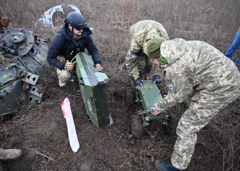 Labdarības fonda "Ukrainas atminēšana" pārstāvji meklē mīnas uz lauka Harkivas reģionā./Ilustratīvs attēls.