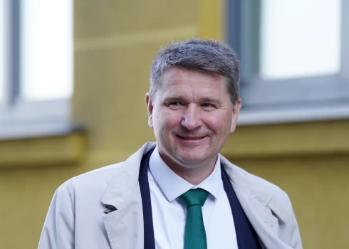 Intervijā “Latvias Radio 1” Māris Sprindžuks sarunas sākumā atbildēja uz jautājumiem par šo “koučinga iepirkumu”, sakot, ka arī viņa dzīvesbiedrei esot daudz jautājumu par šo iepirkumu.