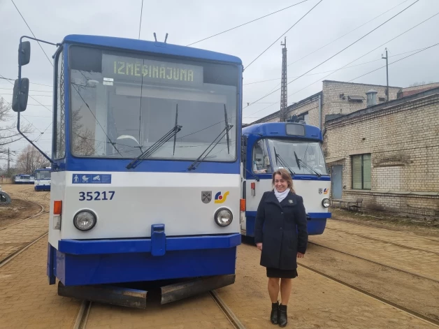 Tramvaja vadītāja Audrone Stanka tramvaju depo iepazīstina ar savu profesiju.