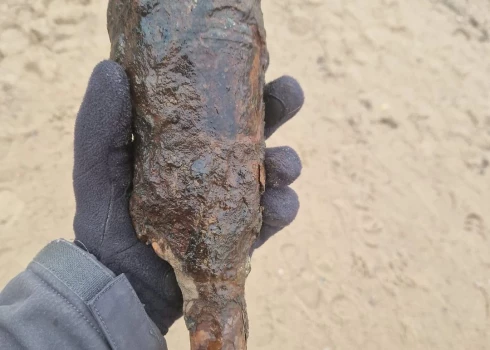 Saulkrastos no jūras izskalotu mīnu notur par senu pudeli
