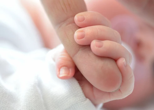 Saeimas komisija virza tālāk iniciatīvu par atbalstu grūtniecībā, dzemdībās un pēc tām