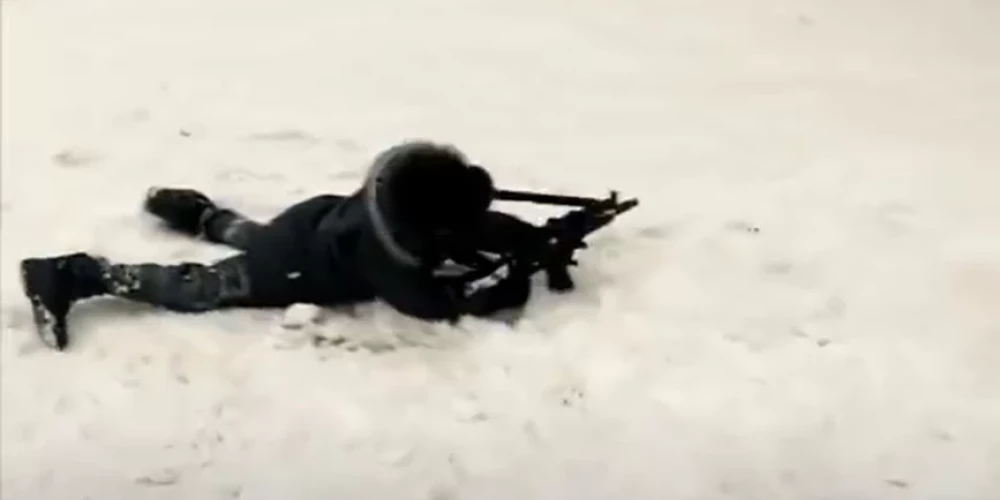"Nu, ērglēn - slepkavo ukraiņus!": Krievijā notiekošās bērnu militārās un patriotiskās apmācības ikdiena