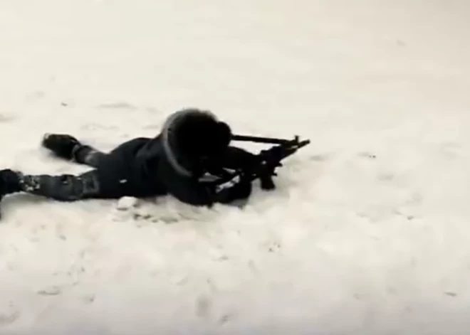 "Nu, ērglēn - slepkavo ukraiņus!": Krievijā notiekošās bērnu militārās un patriotiskās apmācības ikdiena