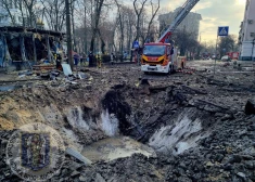 По Киеву выпустили 31 ракету: посреди дороги образовалась большая воронка