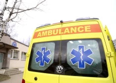 Mediķi notikuma vietā konstatēja cietušā nāvi.