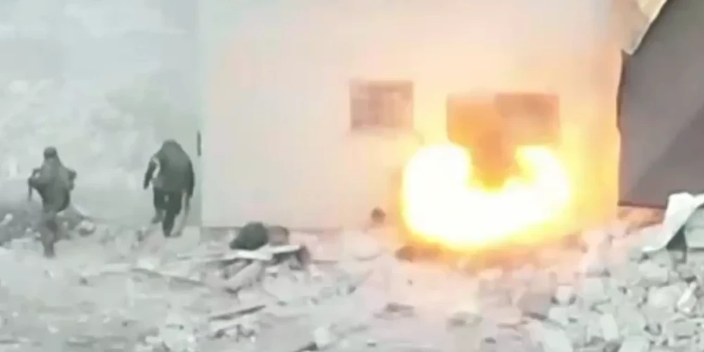 Videomateriāla turpinājumā redzams, kā krievu karavīru grupa uzsāk ēkas “tīrīšanu”. Neveiklā formācijā tie pietuvojas pie ēkas durvīm. Tad kādā momentā viens no karavīriem izmet pa tām ar granātu.