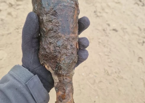 Выброшенную на берег в Саулкрасты находку приняли за старинную бутылку, но это была ошибка