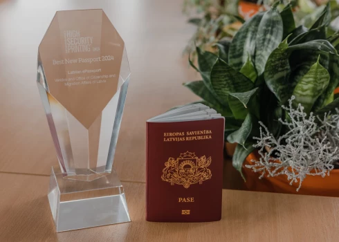 А тут мы первые! Латвийский паспорт получил международную награду как лучший в регионе