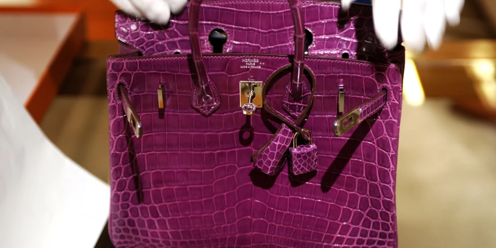 Nepatīkamā skandālā ar ikoniskajām “Birkin" somiņām iekūlies luksusa zīmols "Hermès" 