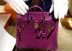 Nepatīkamā skandālā ar ikoniskajām “Birkin" somiņām iekūlies luksusa zīmols "Hermès" 