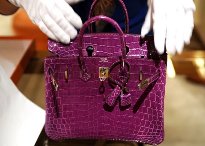Nepatīkamā skandālā ar ikoniskajām “Birkin" somiņām iekūlies luksusa zīmols "Hermès"