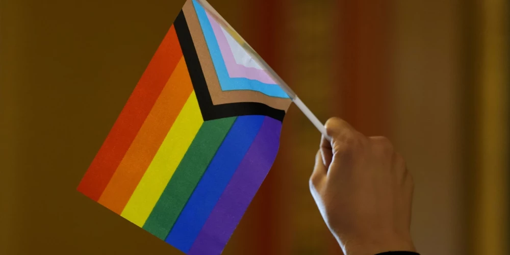 ASV vēlas aizliegt varavīksnes karogu izkāršanu pie vēstniecībām