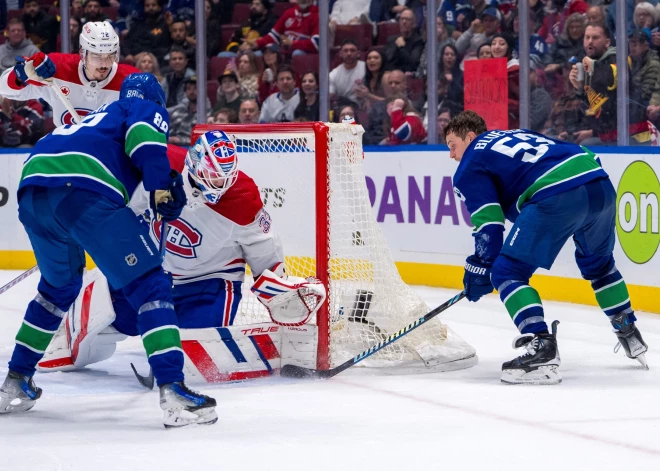 Teodors Bļugers (aiz vārtiem) cenšas pārspēt "Canadiens" vārtsargu (foto: Scanpix / USA TODAY Sports)