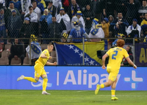 Ukraina fantastiski izrauj uzvaru Bosnijā, bet Igaunija cieš sakāvi Polijā Eiropas futbola čempionāta kvalifikācijas "play-off" spēlēs