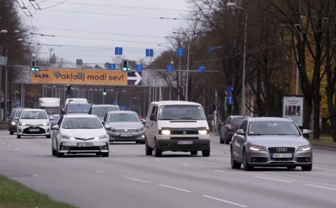 Ja pavasarī iecerēts likt jaunu vasaras riepu komplektu, ziemas riepu sezonas pagarināšana paglābs jaunās riepas no pavasara bedrēm.
