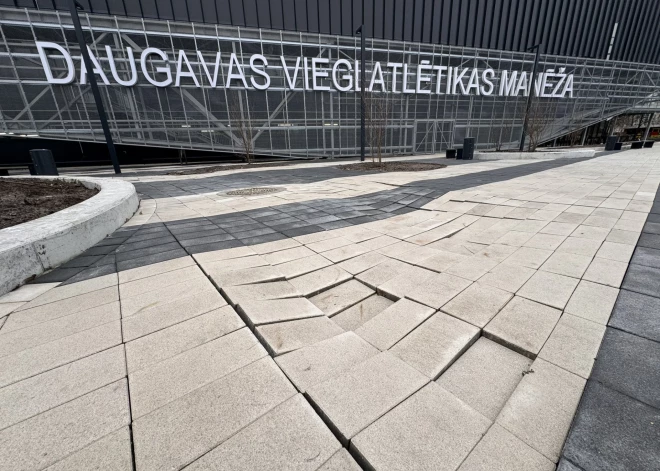 FOTO: Pilnīgi "aizšļūcis" bruģis; jaunatklātajā Daugavas manēžā atklājas pirmie būvniecības defekti 