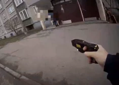 VIDEO: drāma Ziepniekkalnā - likumsargi pret agresīvu autovadītāju pielieto ieroci
