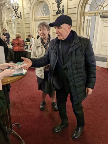 Ekspremjeram uz pirmizrādi bija sarūpēts īpašā viesa ielūgums.