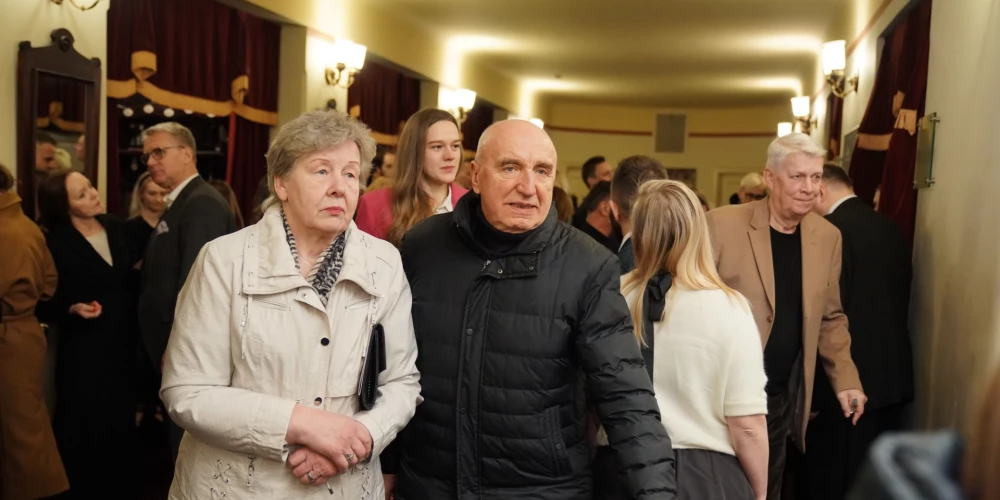 Ivars Godmanis un Gunta Pētersone kopā pavadīja jauku kultūras baudīšanas vakaru.