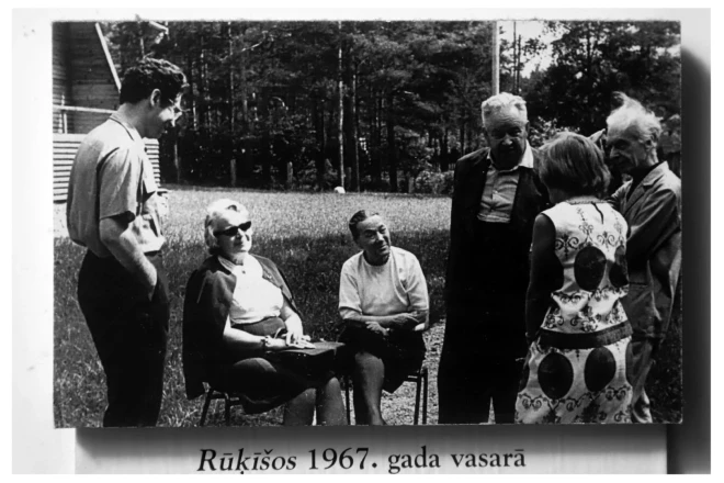 Rūķīšos 1967. gada vasarā. Sēž Dailes teātra aktrise Lilita Bērziņa (pa kreisi), blakus režisore Anna Lāce, stāv Nacionālā teātra aktieris Jānis Osis (pa labi).