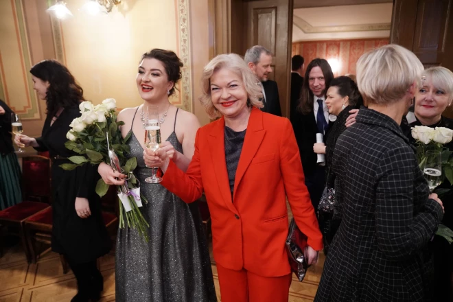 Muzikoloģe Liene Jakovļeva pavada meitu uz balvas pasniegšanas ceremoniju.