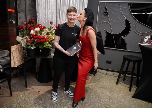 Inga Grencberga ar dziedātāju Emiliju.