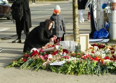 Pie Krievijas vēstniecības Rīgā noliek ziedus "Crocus City Hall" cietušo piemiņai