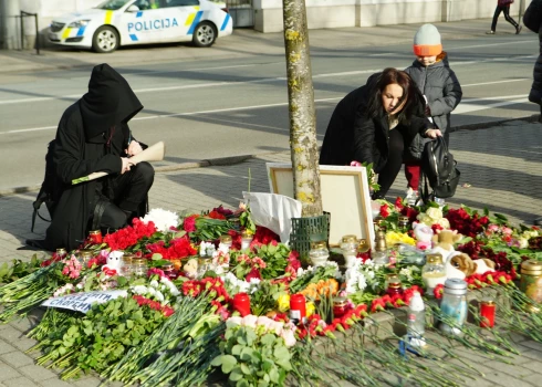 ФОТО: напротив посольства России в Риге лежат цветы в память о жертвах теракта в "Крокус Сити Холле"