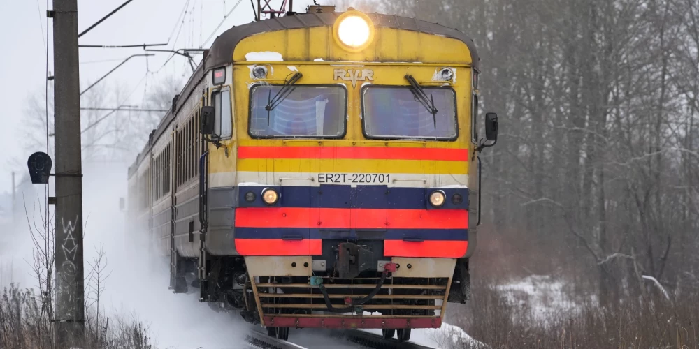 Brīdina par iespējamu vilcienu kavēšanos līnijā Rīga – Liepāja; noticis ceļu satiksmes negadījums