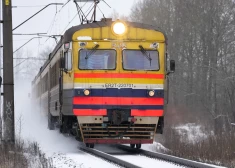 Brīdina par iespējamu vilcienu kavēšanos līnijā Rīga – Liepāja; noticis ceļu satiksmes negadījums