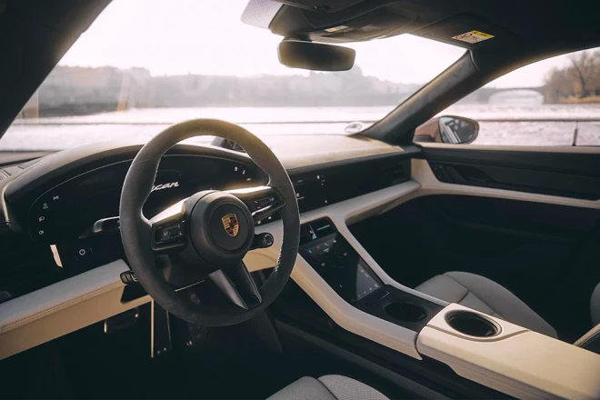 Jaunā "Porsche Taycan" prezentācija notika Prāgā - uz kuģīša pie slavenā Kārļa tilta.