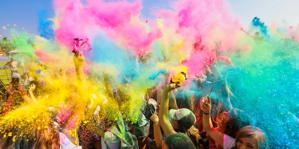 VIDEO: Indijā miljoniem cilvēku atzīmē "Holi" jeb krāsu festivālu
