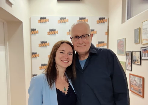 Inese Vaikule un Jānis Paukštello radio studijā.