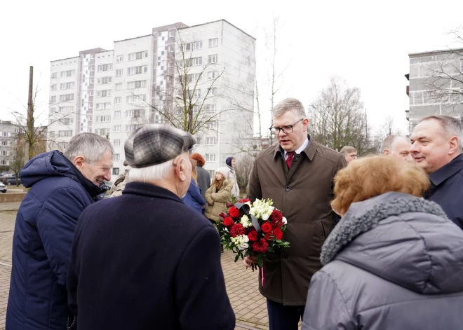 В понедельник в 10 часов утра на станции Шкиротава состоялась минута памяти. В ней приняли участие молодежный хор Balsis, ученики Рижской основной школы народных ремесел имени Оскара Калпакса и яунсарги, а также представители общества репрессированных и руководство Рижской думы.