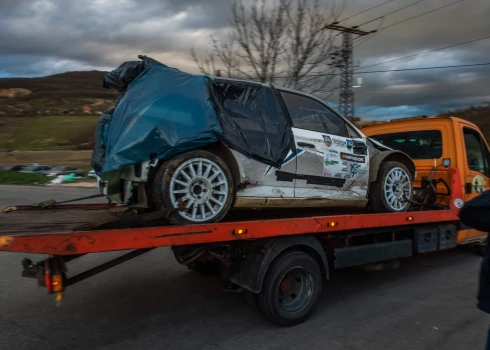 Rallijs Ungārijā pārvēršas traģēdijā — automašīna ietriecas skatītājos, nogalinot četrus cilvēkus