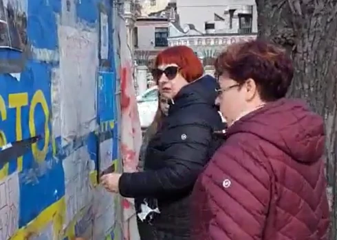 Pieprasa novērošanas kameras pretī Krievijas vēstniecībai - tur regulāri plēš nost Ukrainas atbalsta plakātus