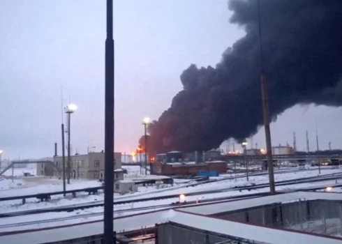 Pēc dronu triecieniem Krievijas naftas rūpnīcas jauda sarukusi uz pusi