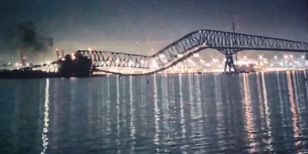 Кадры, как из фильма про апокалипсис: в США рухнул мост после того, как его протаранил контейнеровоз - машины упали в воду