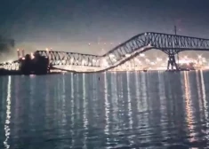 Кадры, как из фильма про апокалипсис: в США рухнул мост после того, как его протаранил контейнеровоз - машины упали в воду