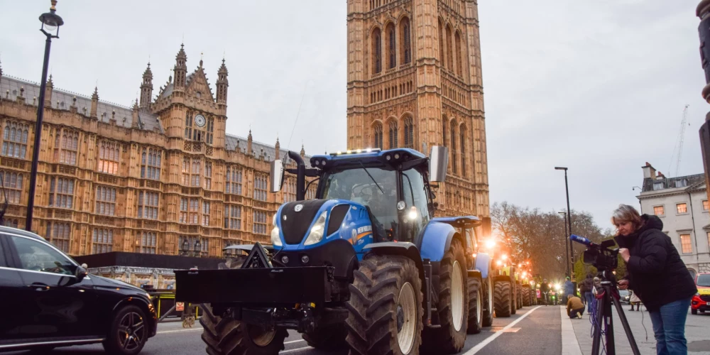 Lielbritānijas lauksaimnieki ar traktoriem protestē pie parlamenta