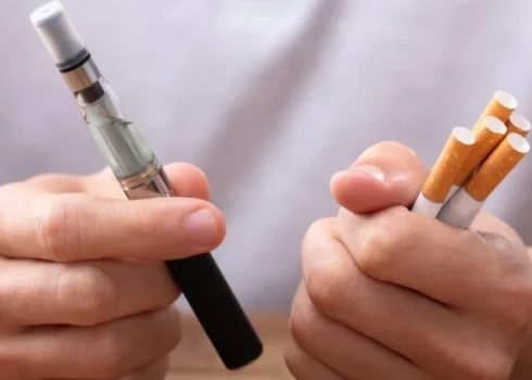 Cigarete deg aptuveni 600 grādu (Celsija) temperatūrā, bet, smēķētājam ievelkot dūmu un radot gaisa vilkmi, tā var uzkarst pat līdz 800 grādiem (Celsija) un vairāk. (Foto: Shutterstock)