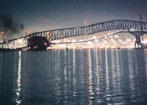 VIDEO: Baltimorā pēc kuģa trieciena sabrūk tilts. Mašīnas sakritušas ūdenī
