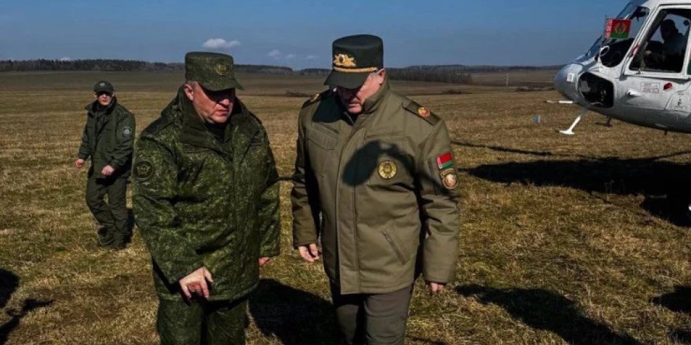 "Jebkurš pārkāpums - nošaut!" Lukašenko pēkšņi ieradies pie Lietuvas robežas un pieprasa armijas gatavību