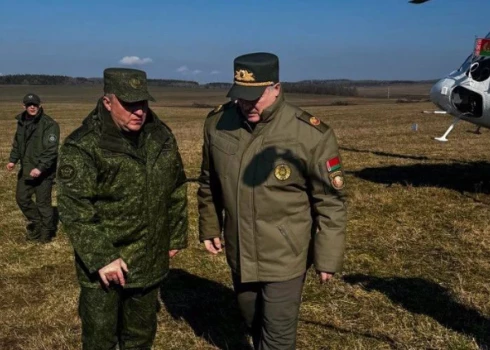 "Jebkurš pārkāpums - nošaut!" Lukašenko pēkšņi ieradies pie Lietuvas robežas un pieprasa armijas gatavību