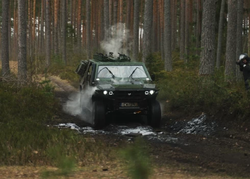 FOTO un VIDEO: Latvijā top unikāls armijas auto, kam nav šķērslis ne dubļi, ne celmi