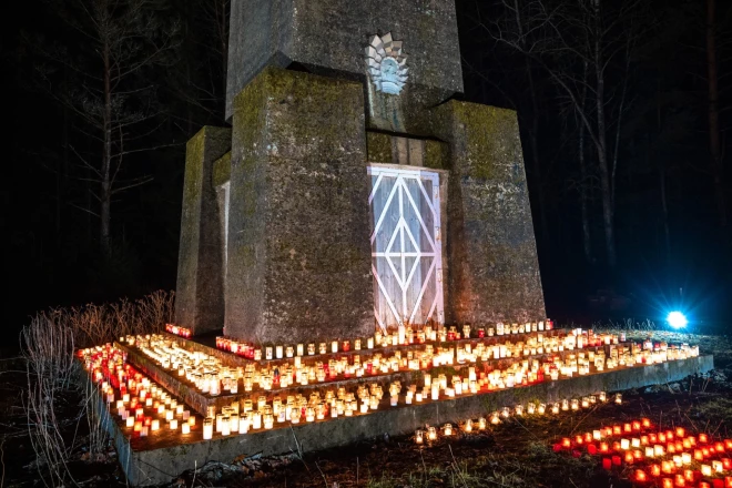 Ķekavas novada iedzīvotāji sarūpēja vairāk nekā četrus tūkstošus svecīšu, kuras tika iedegtas Lāčplēša dienā uz Nāves salas esošajā laukumā pie pieminekļa.