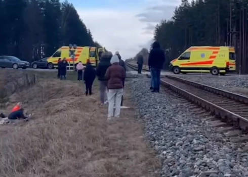 VIDEO: mašīna pārvēršas metāla kaudzē pēc tam, kad to Bērzupē notriec vilciens; mašīnists redzēja šoferi, taču tas nelīdzēja
